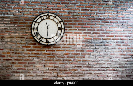 Vintage horloge de mur de brique background Banque D'Images