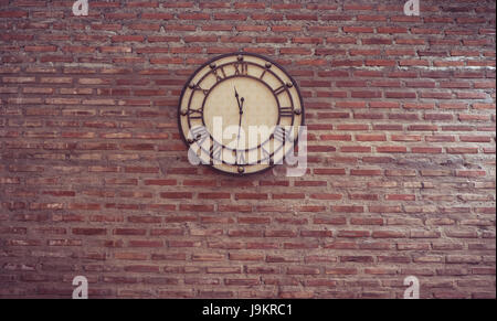 Vintage horloge de mur de brique background Banque D'Images