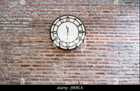 Vintage horloge de mur de brique background Banque D'Images