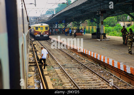 Suburban train local sur Kalyan, Mumbai, Maharashtra, Inde, Asie Banque D'Images