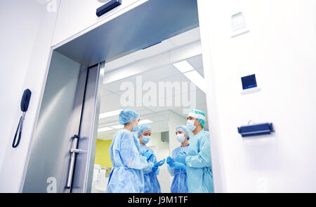 Groupe des chirurgiens en salle d'opération à l'hôpital Banque D'Images