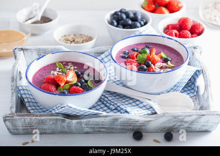 Smoothie aux petits fruits sains avec bol bleuet fraise framboise et semences chia Banque D'Images