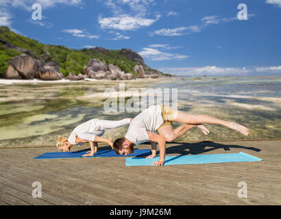 Les personnes faisant des exercices de yoga en plein air Banque D'Images