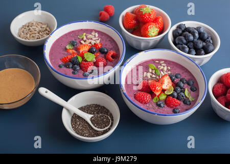 Smoothie aux petits fruits sains avec bol bleuet fraise framboise et semences chia Banque D'Images