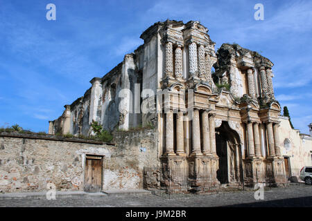 Ruinas de Iglesia en La Antigua Guatemala ciudad, patrimonio cultural de la coloniale segun la humanidad UNESCO, cuenta con muchas escuelas de español. Banque D'Images