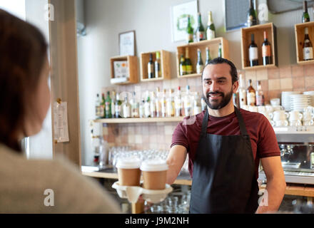 Homme ou waiter serving customer in coffee shop Banque D'Images