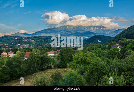 Vue aérienne de la commune de Bran à Brasov County région historique de la Transylvanie, Roumanie Banque D'Images