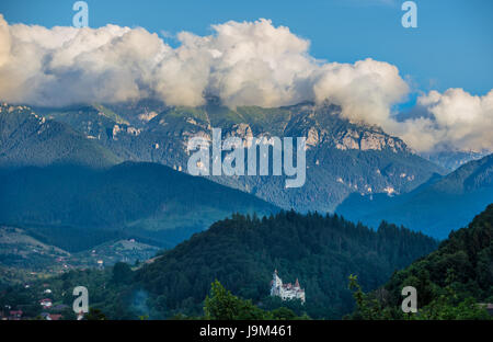 Vue aérienne de la commune de Bran à Brasov County région historique de la Transylvanie, Roumanie. Le Château de Bran sur la photo Banque D'Images