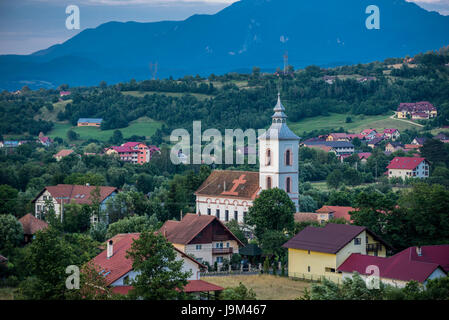 Vue aérienne de la commune de Bran à Brasov County région historique de la Transylvanie, Roumanie Banque D'Images