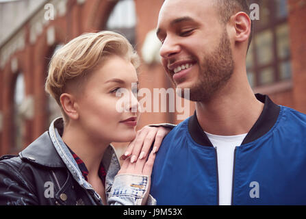 Quel beau couple ayant plus de voyage dans la ville Banque D'Images