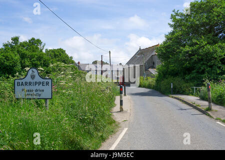 Barripper et signpost route dans le village de Cornouailles dmall Cornwall, Angleterre, Royaume-Uni. Banque D'Images