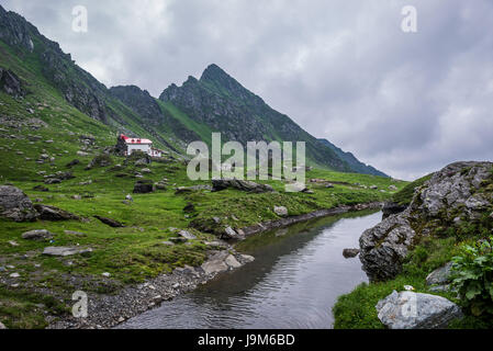 Domaine de glacier Balea Lac à côté de la route Transfagarasan à Fagaras Mountains (partie de montagnes des Carpates), Roumanie Banque D'Images