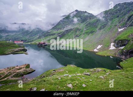 Vue aérienne de glacier Balea Lac à côté de la route Transfagarasan à Fagaras Mountains (partie de montagnes des Carpates), Roumanie Banque D'Images