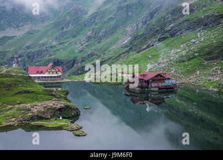 Avis de Balea Lac à côté de la route Transfagarasan à Fagaras Mountains (partie de montagnes des Carpates), Roumanie Banque D'Images