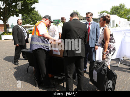 Racegoers passez les contrôles de sécurité sur les femmes au cours de la Journée 2017 Investec Derby d'Epsom Festival à l'hippodrome d'Epsom, Epsom. Banque D'Images