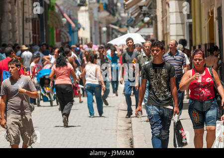 La Havane - circa 2011, juin : piétons foule la principale rue commerçante, Calle Obispo, dans le quartier de La Habana Vieja. Banque D'Images