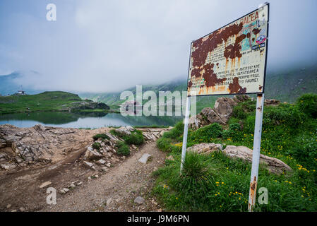 Old rusty information conseil d'Balea Lac à côté de la route Transfagarasan à Fagaras Mountains (partie de montagnes des Carpates), Roumanie Banque D'Images