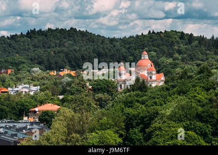 Vilnius, Lituanie. Vue aérienne de l'église des Saints Pierre et Paul à jour d'été ensoleillé. Vue sur la vieille ville sous ciel dramatique. La vieille ville de Vilnius est Partie Banque D'Images