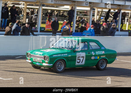 1974 Ford Escort RS2000 avec pilote Peter Clements durant la course Trophée Gerry Marshall à Goodwood GRRC MEMBRES 74e séance, Sussex, UK. Banque D'Images