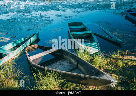 Bateaux de pêche en bois vieux abandonnés en été, lac ou rivière. Belle journée ensoleillée d'été ou en soirée. Barque abandonnée. La nature russe Banque D'Images