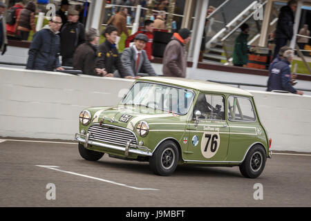 1963 Morris Mini Cooper S avec chauffeur Nick Swift durant la coupe Whitmore à Goodwood GRRC 74e réunion des membres, Sussex, UK. Banque D'Images