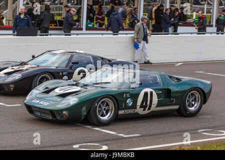 1965 Ford GT40s de David Brassard et Frank Stippler sur la grille pour la course Trophée Alan Mann au Goodwood GRRC 74e réunion des membres, Sussex, UK. Banque D'Images