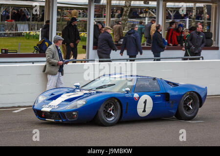 1965 Ford GT40 avec chauffeur Grahame Bryant sur la grille pour la course Trophée Alan Mann, Goodwood GRRC MEMBRES 74e séance, Sussex, UK. Banque D'Images