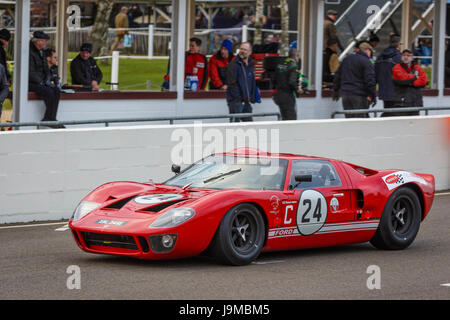 1967 Ford GT40 avec chauffeur Richard Meins sur la grille pour la course Trophée Alan Mann au Goodwood GRRC 74e réunion des membres, Sussex, UK. Banque D'Images