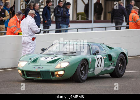 1965 Ford GT40 de conducteurs Gans et Wolfe sur la grille pour la course Trophée Alan Mann, Goodwood GRRC MEMBRES 74e séance, Sussex, UK. Banque D'Images