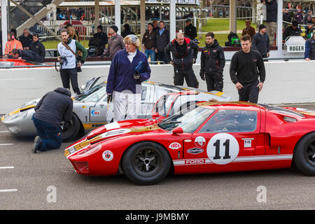 1965 Ford GT40 avec chauffeur Charlie Birkett sur la grille pour la course Trophée Alan Mann au Goodwood GRRC 74e réunion des membres, Sussex, UK. Banque D'Images