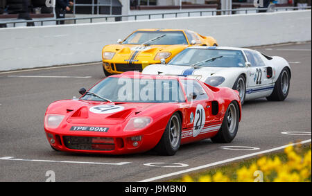 1966 Ford GT40 avec pilote Marc Devis sur la grille pour la course Trophée Alan Mann, Goodwood GRRC MEMBRES 74e séance, Sussex, UK. Banque D'Images