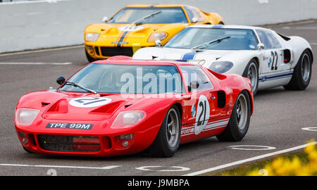 1966 Ford GT40 avec pilote Marc Devis sur la grille pour la course Trophée Alan Mann, Goodwood GRRC MEMBRES 74e séance, Sussex, UK. Banque D'Images