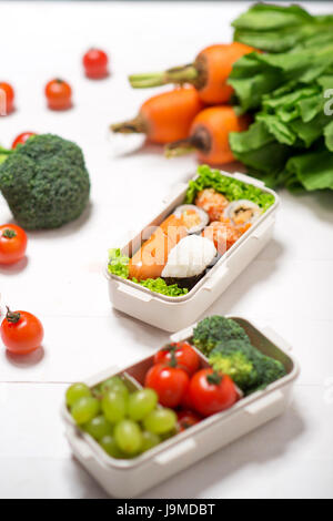 Bento box avec différents aliments, fruits et légumes frais Banque D'Images