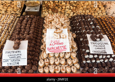 Bonbons et confiserie traditionnelle maltaise en vente sur un étal du marché de Marsaxlokk à Malte Banque D'Images