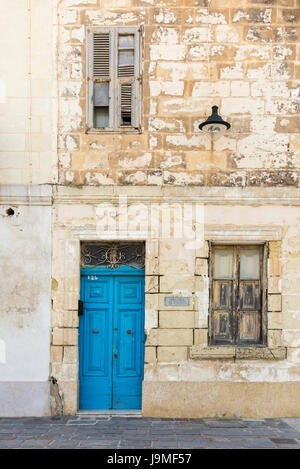 Une porte bleu peint de couleurs vives sur un ancien bâtiment en pierre dans la région de Malat Banque D'Images