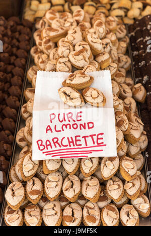 Amande pure traditionnelle barchette, maltaise des bonbons et confiseries en vente sur un étal du marché de Marsaxlokk à Malte Banque D'Images