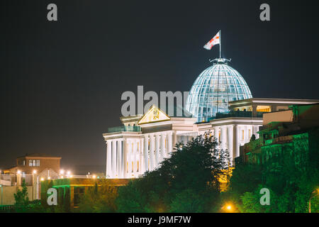 Tbilissi, Géorgie. L'Administration présidentielle, Palais Résidence Avlabari dans l'éclairage de nuit, de Uptown District Avlabari. Célèbre Monument Banque D'Images