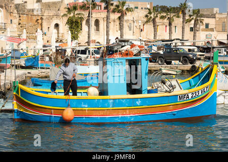 Le Padre Carmelo un bateau de pêche traditionnel maltais ou luzzu, peint dans le port de Marsaxlokk à Malte Banque D'Images