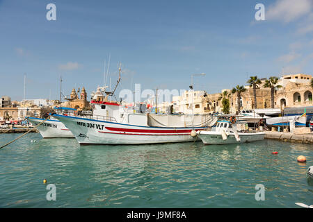 Bateaux de pêche maltais traditionnel peint de couleurs vives, dans le port de Marsaxlokk à Malte Banque D'Images