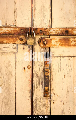 Une vieille porte en bois et serrure, peint avec de la peinture crème Banque D'Images