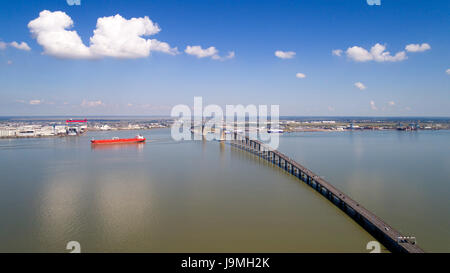 Le pont de Saint Nazaire, chantiers navals de l'Atlantique et l'estuaire de Loire, France Banque D'Images