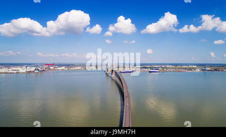 Le pont de Saint Nazaire, chantiers navals de l'Atlantique et l'estuaire de Loire, France Banque D'Images