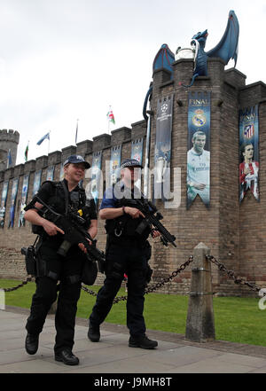 Police armée devant le château de Cardiff avant la finale de la Ligue des Champions demain soir. APPUYEZ SUR ASSOCIATION photo. Date de la photo : vendredi 2 juin 2017. Le crédit photo devrait se lire comme suit : Nick Potts/PA Wire. . Banque D'Images