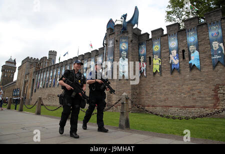 La police armée à l'extérieur le château de Cardiff avant la finale de la Ligue des Champions demain soir. Banque D'Images