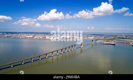 Le pont de Saint Nazaire, chantiers navals de l'Atlantique et l'estuaire de Loire, France Banque D'Images