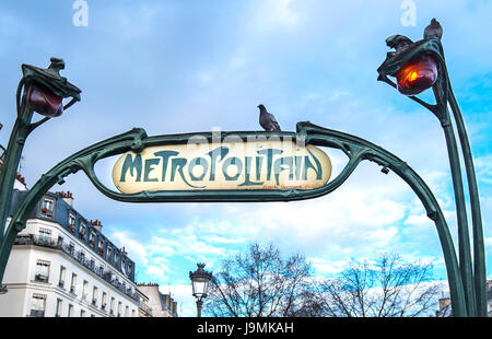 Entrée de la station de métro Anvers, Paris, France. Montrant la signalisation, art nouveau Banque D'Images