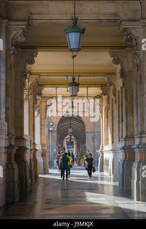 Cagliari Sardaigne Via Roma, une vue d'une colonnade, le long de la Via Roma dans le quartier Marina de Cagliari, Sardaigne. Banque D'Images