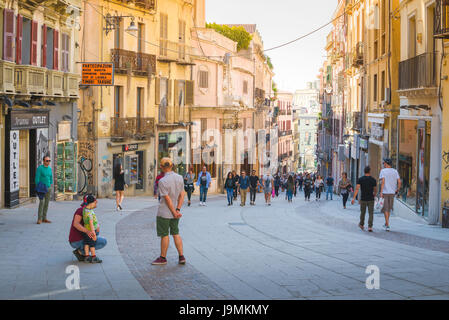 Le centre-ville de Cagliari, la Via Manno - une rue commerçante populaire - dans le centre de Cagliari, Sardaigne. Banque D'Images