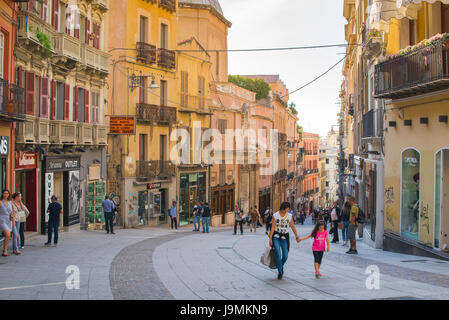 Cagliari Sardaigne shopping, la Via Manno - une rue commerçante populaire - dans le centre de Cagliari. Banque D'Images