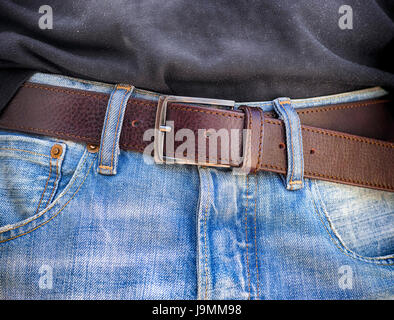 Blue jeans avec ceinture de cuir. Close up. Banque D'Images